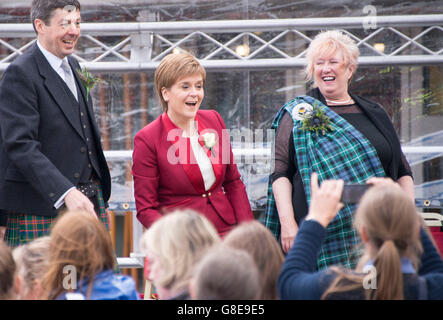 Eddinburgh, Schottland. 2. Juli 2016. Die Königin öffnet die fünfte Sitzung des schottischen Parlaments. Das fünfte Semester des schottischen Parlaments begann nach dem Mai Holyrood Wahlen und MSPs hatte ihre letzte Sitzung vor der Sommerpause am Donnerstag. Im Anschluss an die Eröffnungszeremonie nahmen Tausende von Menschen an Reiten Prozession auf der Royal Mile, angeführt von der Band des Royal Regiment of Scotland. Erste Minister Nicola Sturgeon wurde von anderen Führern einschließlich Kezia Dugdale, Ruth Davidson und Willie Rennie verbunden. Bildnachweis: Andrew O'Brien/Alamy Live-Nachrichten Stockfoto