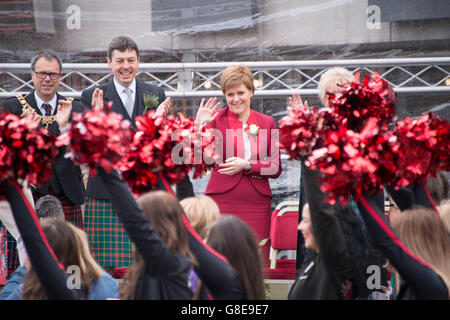 Eddinburgh, Schottland. 2. Juli 2016. Die Königin öffnet die fünfte Sitzung des schottischen Parlaments. Das fünfte Semester des schottischen Parlaments begann nach dem Mai Holyrood Wahlen und MSPs hatte ihre letzte Sitzung vor der Sommerpause am Donnerstag. Im Anschluss an die Eröffnungszeremonie nahmen Tausende von Menschen an Reiten Prozession auf der Royal Mile, angeführt von der Band des Royal Regiment of Scotland. Erste Minister Nicola Sturgeon wurde von anderen Führern einschließlich Kezia Dugdale, Ruth Davidson und Willie Rennie verbunden. Bildnachweis: Andrew O'Brien/Alamy Live-Nachrichten Stockfoto