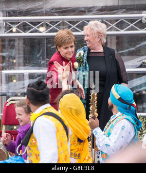 Eddinburgh, Schottland. 2. Juli 2016. Die Königin öffnet die fünfte Sitzung des schottischen Parlaments. Das fünfte Semester des schottischen Parlaments begann nach dem Mai Holyrood Wahlen und MSPs hatte ihre letzte Sitzung vor der Sommerpause am Donnerstag. Im Anschluss an die Eröffnungszeremonie nahmen Tausende von Menschen an Reiten Prozession auf der Royal Mile, angeführt von der Band des Royal Regiment of Scotland. Erste Minister Nicola Sturgeon wurde von anderen Führern einschließlich Kezia Dugdale, Ruth Davidson und Willie Rennie verbunden. Bildnachweis: Andrew O'Brien/Alamy Live-Nachrichten Stockfoto