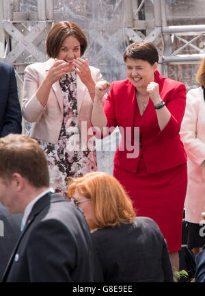 Eddinburgh, Schottland. 2. Juli 2016. L-R Labour Leader Kezia Dugdale und konservative Führer Ruth Davidson. Die Königin öffnet die fünfte Sitzung des schottischen Parlaments. Das fünfte Semester des schottischen Parlaments begann nach dem Mai Holyrood Wahlen und MSPs hatte ihre letzte Sitzung vor der Sommerpause am Donnerstag. Im Anschluss an die Eröffnungszeremonie nahmen Tausende von Menschen an Reiten Prozession auf der Royal Mile, angeführt von der Band des Royal Regiment of Scotland. Erste Minister Nicola Sturgeon wurde von anderen Führern einschließlich Kezia Dugdale, Ruth Davidson und Willie Rennie verbunden. Stockfoto