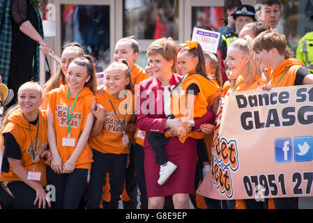 Eddinburgh, Schottland. 2. Juli 2016. Die Königin öffnet die fünfte Sitzung des schottischen Parlaments. Das fünfte Semester des schottischen Parlaments begann nach dem Mai Holyrood Wahlen und MSPs hatte ihre letzte Sitzung vor der Sommerpause am Donnerstag. Im Anschluss an die Eröffnungszeremonie nahmen Tausende von Menschen an Reiten Prozession auf der Royal Mile, angeführt von der Band des Royal Regiment of Scotland. Erste Minister Nicola Sturgeon wurde von anderen Führern einschließlich Kezia Dugdale, Ruth Davidson und Willie Rennie verbunden. Bildnachweis: Andrew O'Brien/Alamy Live-Nachrichten Stockfoto