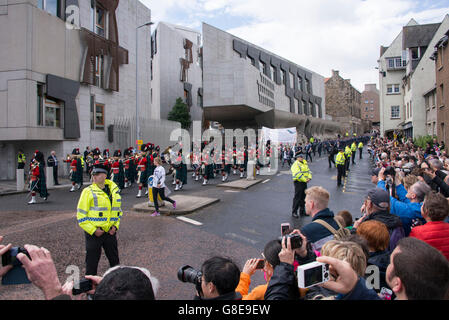 Eddinburgh, Schottland. 2. Juli 2016. Die Königin öffnet die fünfte Sitzung des schottischen Parlaments. Das fünfte Semester des schottischen Parlaments begann nach dem Mai Holyrood Wahlen und MSPs hatte ihre letzte Sitzung vor der Sommerpause am Donnerstag. Im Anschluss an die Eröffnungszeremonie nahmen Tausende von Menschen an Reiten Prozession auf der Royal Mile, angeführt von der Band des Royal Regiment of Scotland. Erste Minister Nicola Sturgeon wurde von anderen Führern einschließlich Kezia Dugdale, Ruth Davidson und Willie Rennie verbunden. Bildnachweis: Andrew O'Brien/Alamy Live-Nachrichten Stockfoto