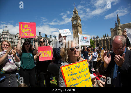 London, UK. 2. Juli 2016. Zehntausende Menschen versammeln sich in Parliament Square während des Marsches für Europa gegen Brexit Demonstration nach einer "Leave" Ergebnis des EU-Referendums am 2. Juli 2016 in London, Vereinigtes Königreich. März in der Hauptstadt vereint Demonstranten aus allen Teilen des Landes, wütend auf die Lügen und Fehlinformationen, die die Kampagne verlassen die Briten während des EU-Referendums zugeführt. Seit die Abstimmung bekannt gegeben wurde, gab es Demonstrationen, Proteste und endlosen politischen Kommentar in allen Formen der Medien. Die Hälfte des Landes sehr unzufrieden mit der Mondoberfläche Stockfoto