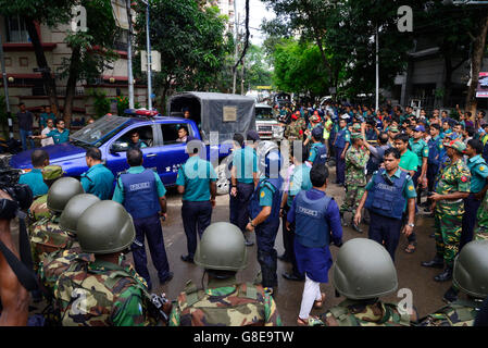 Krankenwagen, die glaubten, die Körper von einigen der Geiseln zu tragen, die in einem blutigen Angriff auf ein gehobenes Restaurant in Bangladeschs Hauptstadt Dhaka getötet wurden lassen die Nähe des Standortes Angriff auf 2. Juli 2016. Schwer bewaffnete Kämpfer ermordeten 20 Geiseln in Bangladesch, viele ihrer Opfer zu Tode, hacking, bevor sechs der Angreifer am Ende einer Belagerung niedergeschossen wurden 2 Juli in einem Restaurant mit Ausländern verpackt. Wie die Gruppe islamischer Staat (IS) Verantwortung für das Blutbad zu Beginn des Urlaubs Eid behauptet, sagte Premierminister Sheikh Hasina, sie zu Eradica bestimmt war Stockfoto