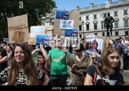 London, UK. 2. Juli 2016. Ein Teil der Masse im Parlament Square hochhalten handgefertigte Plakate am Ende des Marsches für Europa gegen die Stimme der Europäischen Union zu verlassen. Bildnachweis: Jonathan Katzenellenbogen/Alamy Live-Nachrichten Stockfoto