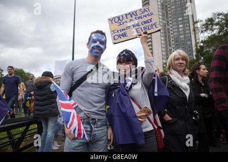 London, UK. 2. Juli 2016. Zehntausende von Menschen marschieren durch die Londoner Solidarität mit der Europäischen Union zum Ausdruck bringen. Der März folgte eine landesweite Volksabstimmung der Mitgliedschaft Großbritanniens in der EU ihr auf Donnerstag, 23. Juni 2016. Bildnachweis: Marc Gascoigne/Alamy Live-Nachrichten Stockfoto