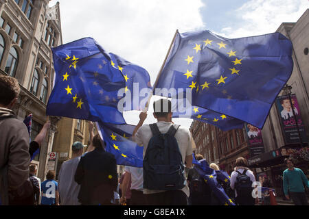 London, UK. 2. Juli 2016. Zehntausende von Menschen marschieren durch die Londoner Solidarität mit der Europäischen Union zum Ausdruck bringen. Der März folgte eine landesweite Volksabstimmung der Mitgliedschaft Großbritanniens in der EU ihr auf Donnerstag, 23. Juni 2016. Bildnachweis: Marc Gascoigne/Alamy Live-Nachrichten Stockfoto