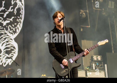 Wrexham, Wales, UK. 2. Juli 2016. Wels & The Bottlemen Perfom Glyndwr University Rennbahn Stadion, Wrexham, Wales auf Samstag, 2. Juli 2016 Credit: Alex Williams/Alamy Live News Stockfoto