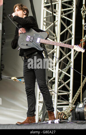 Wrexham, Wales, UK. 2. Juli 2016. Wels & The Bottlemen Perfom Glyndwr University Rennbahn Stadion, Wrexham, Wales auf Samstag, 2. Juli 2016 Credit: Alex Williams/Alamy Live News Stockfoto