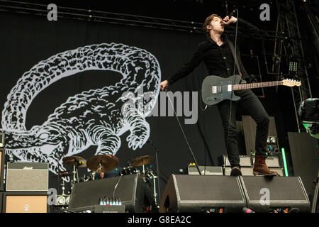 Wrexham, Wales, UK. 2. Juli 2016. Wels & The Bottlemen lead-Sänger Van McCann funktioniert am Stadion Glyndwr University Racecourse, Wrexham, Wales auf Samstag, 2. Juli 2016 Credit: Alex Williams/Alamy Live News Stockfoto