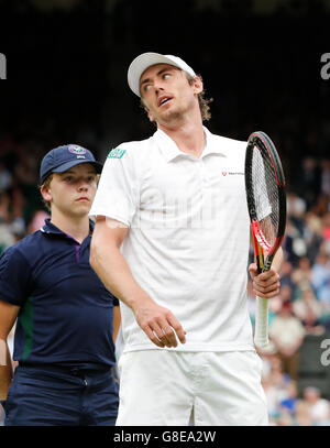 Wimbledon, London, UK. 2. Juli 2016. All England Lawn-Tennis and Croquet Club, London, England. Wimbledon Tennis Championships Tag sechs. John Millman (AUS) reagiert auf einen schlechten Schuß während seiner Einzel-Match gegen die Nummer 2 Samen Andy Murray (GBR). Bildnachweis: Action Plus Sport Bilder/Alamy Live News Stockfoto