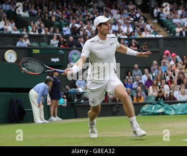 Wimbledon, London, UK. 2. Juli 2016. All England Lawn-Tennis and Croquet Club, London, England. Wimbledon Tennis Championships Tag sechs. Nummer 2 Samen trifft Andy Murray (GBR) einen Vorhand Gewinner während seiner Einzel-Match gegen John Millman (AUS). Bildnachweis: Action Plus Sport Bilder/Alamy Live News Stockfoto