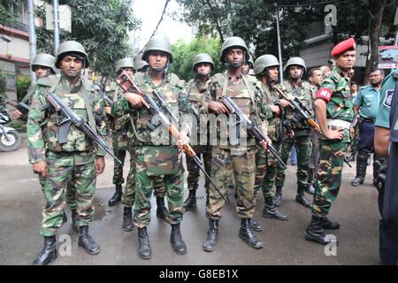 Dhaka, Bangladesch. 2. Juli 2016. Soldaten auf der Straße in der Nähe der löchrigen handwerkliche Bäckerei in Dhaka, Bangladesch 2. Juli 2016. Die Zahl der Todesopfer steigt auf 22, darunter 20 Ausländer während sechs bewaffneten wurden geschossen und getötet während einer Operation zum Ende eine Geiselnahme von militärischen Kommandos, während zwei Polizisten durch die bewaffneten früher und mehr als 20 Menschen ums Leben kamen, wurden verletzt. Das Operationsteam konnte 13 Geiseln zu retten, wie Premierminister Sheikh Hasina eine zweitägige Staatstrauer für die Opfer angekündigt. Bildnachweis: ZUMA Press, Inc./Alamy Live-Nachrichten Stockfoto