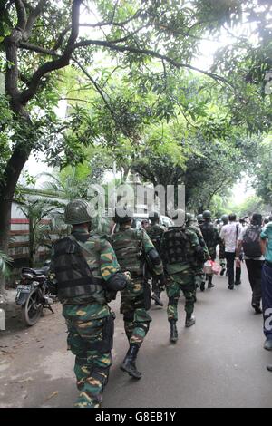 Dhaka, Bangladesch. 2. Juli 2016. Soldaten auf der Straße in der Nähe der löchrigen handwerkliche Bäckerei in Dhaka, Bangladesch 2. Juli 2016. Die Zahl der Todesopfer steigt auf 22, darunter 20 Ausländer während sechs bewaffneten wurden geschossen und getötet während einer Operation zum Ende eine Geiselnahme von militärischen Kommandos, während zwei Polizisten durch die bewaffneten früher und mehr als 20 Menschen ums Leben kamen, wurden verletzt. Das Operationsteam konnte 13 Geiseln zu retten, wie Premierminister Sheikh Hasina eine zweitägige Staatstrauer für die Opfer angekündigt. Bildnachweis: ZUMA Press, Inc./Alamy Live-Nachrichten Stockfoto