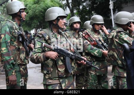 Dhaka, Bangladesch. 2. Juli 2016. Soldaten auf der Straße in der Nähe der löchrigen handwerkliche Bäckerei in Dhaka, Bangladesch 2. Juli 2016. Die Zahl der Todesopfer steigt auf 22, darunter 20 Ausländer während sechs bewaffneten wurden geschossen und getötet während einer Operation zum Ende eine Geiselnahme von militärischen Kommandos, während zwei Polizisten durch die bewaffneten früher und mehr als 20 Menschen ums Leben kamen, wurden verletzt. Das Operationsteam konnte 13 Geiseln zu retten, wie Premierminister Sheikh Hasina eine zweitägige Staatstrauer für die Opfer angekündigt. Bildnachweis: ZUMA Press, Inc./Alamy Live-Nachrichten Stockfoto