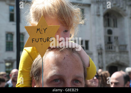 London, UK. 2. Juli 2016. Ein Kind ist von ihrem Vater trug, während Tausende durch die Londoner marschieren zu protestieren, das 23.Juni Referendum für das Vereinigte Königreich, die Europäische Union zu verlassen. Bildnachweis: Thabo Jaiyesimi/Alamy Live-Nachrichten Stockfoto