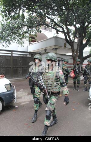 Dhaka, Bangladesch. 2. Juli 2016. Soldaten auf der Straße in der Nähe der löchrigen handwerkliche Bäckerei in Dhaka, Bangladesch 2. Juli 2016. Die Zahl der Todesopfer steigt auf 22, darunter 20 Ausländer während sechs bewaffneten wurden geschossen und getötet während einer Operation zum Ende eine Geiselnahme von militärischen Kommandos, während zwei Polizisten durch die bewaffneten früher und mehr als 20 Menschen ums Leben kamen, wurden verletzt. Das Operationsteam konnte 13 Geiseln zu retten, wie Premierminister Sheikh Hasina eine zweitägige Staatstrauer für die Opfer angekündigt. Bildnachweis: ZUMA Press, Inc./Alamy Live-Nachrichten Stockfoto