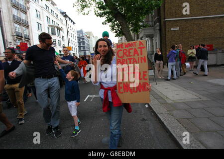 London, Großbritannien. Juli 2016. Eine Frau hält ein Pappschild mit der Aufschrift, DASS WIR Ein GROSSBRITANNIEN WOLLEN, NICHT Ein WENIG ENGLAND während eines Straßenprotests in Großbritannien. Die Demonstration zeigt verschiedene Teilnehmer. Die Medien und Parlamentsabgeordneten protestierten gegen die Lügen und Fehlinformationen aus der Kampagne „Leave“ und haben es dem britischen Volk während des EU-Referendums am 23. Juni gesagt. Penelope Barritt/Alamy Live News Stockfoto