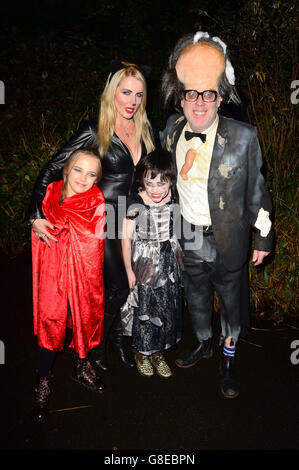 Jonathan Ross halloween Party - London. Nancy Sorrell und Vic Reeves kommen zu einer halloween-Party, die von Jonathan Ross in seinem Haus im Norden Londons veranstaltet wird. Stockfoto