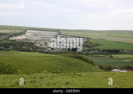 Verlassene Shoreham Zementwerke von dem Hügel über dem Dorf Coombe Stockfoto