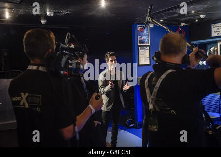 Die Hauptsängerin der Stereophonics Kelly Jones wird von TV-Crews in der O2 Academy, Bristol, im Rahmen der Radio X Road Trip-Tour quer durch Großbritannien gefilmt. Stockfoto