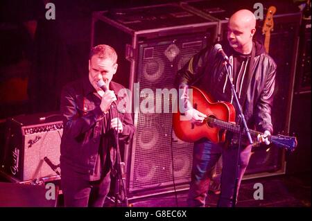 Radio X Breakfast DJ Chris Moyles (links) und Dominic Byrne auf der Bühne der O2 Academy, Bristol, wo er und einige seiner Frühstücks-Show-Team vor der Stereophonics im Rahmen der Radio X Road Trip Tour durch Großbritannien aufgetreten. Stockfoto