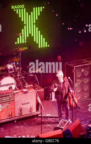 Radio X Breakfast DJ Chris Moyles auf der Bühne der O2 Academy in Bristol, wo er und ein Teil seines Frühstücks-Show-Teams im Rahmen der Radio X Road Trip Tour durch Großbritannien vor der Stereophonics aufgetreten sind. Stockfoto