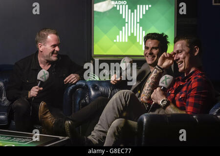 Radio X Frühstück DJ Chris Moyles (links) mit Leadsänger mit der Stereophonics Kelly Jones (Mitte) und Bassgitarrist Richard Jones, an der O2 Academy, Bristol, im Rahmen der Radio X Road Trip Tour durch Großbritannien. Stockfoto