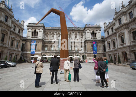 Besucher dieser Seite von "SPYRE" des Künstlers Ron Arad ausgestellt im Rathaushof Royal Academy of Arts, Piccadilly, London, England, UK Stockfoto