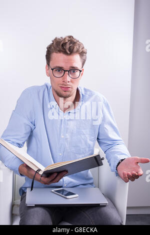 Smart young Professional mit offenen Notebook in seinen Händen Stockfoto