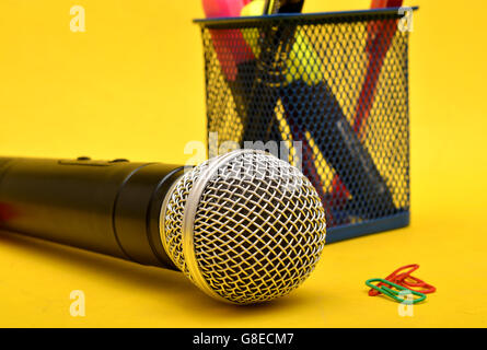 Mikrofon mit Papier hält Stifte und Schreibwaren Box - Motivational Speaker. Stockfoto