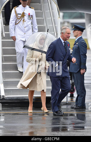 Der Prinz von Wales und die Herzogin von Cornwall gehen die Flugzeugtreppen eines Flugzeugs der Royal New Zealand Air Force entlang, nachdem sie am Wellington Air Movements Terminal zu Beginn einer einwöchigen Neuseelandreise gelandet sind, bevor sie am nächsten Dienstag nach Australien weiterreisen. Stockfoto