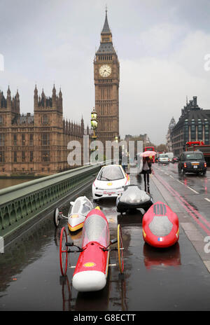 Fünf futuristische, hypereffiziente Autos, die von Studenten aus Großbritannien für den Shell Eco-Marathon entwickelt wurden, ein Wettbewerb, um zu sehen, wie weit die Fahrzeuge mit einem Liter Kraftstoff fahren können, fahren über die Westminster Bridge in London. Stockfoto