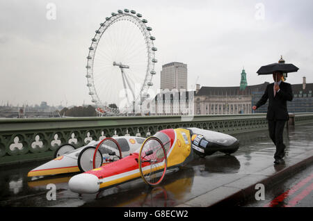 Einige der fünf futuristischen hypereffizienten Autos, die von Studenten aus Großbritannien für den Shell Eco-Marathon entwickelt wurden, ein Wettbewerb, um zu sehen, wie weit die Fahrzeuge mit 1 Liter Kraftstoff fahren können, fahren über die Westminster Bridge in London. Stockfoto