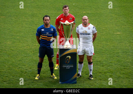 Leinster's Isa Nacewa, Munster's Denis Hurley und Ulster's Rory Best posieren mit der Trophäe während der Medieneinführung des European Rugby Champions Cup und Challenge Cup in Twickenham Stoop, London. Stockfoto