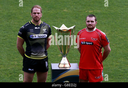 Alun-Wyn Jones (links) von ospreys und Ken Owens von Scarlets posieren mit der Trophäe während der Medieneinführung des European Rugby Champions Cup und des Challenge Cup in Twickenham Stoop, London. Stockfoto