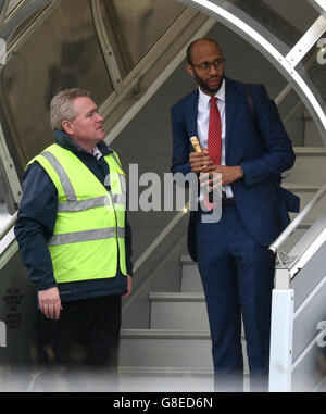 Ein unbekannter Mann steht bei der Ausfahrt Treppe mit einer Flasche am Flughafen Luton England-Ebene. England schied in der Runde der 16 Phase der Europameisterschaft 2016 gestern Abend nach der Niederlage 2-1 gegen Island. Stockfoto