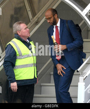 Ein unbekannter Mann steht bei der Ausfahrt Treppe mit einer Flasche am Flughafen Luton England-Ebene. England schied in der Runde der 16 Phase der Europameisterschaft 2016 gestern Abend nach der Niederlage 2-1 gegen Island. Stockfoto