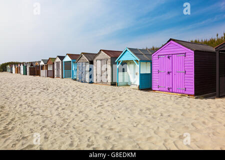 Traditionellen Strandhütten auf feinen goldenen Sand am West Wittering Strand West Sussex England UK Europe Stockfoto