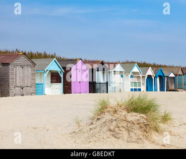 Traditionellen Strandhütten auf feinen goldenen Sand am West Wittering Strand West Sussex England UK Europe Stockfoto