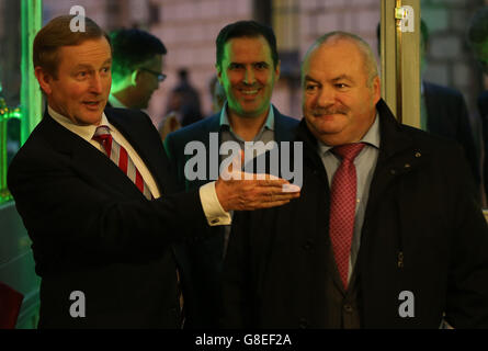 (Von links nach rechts) Taoiseach Enda Kenny TD, Minister für Jobs, Martin Shanahan, CEO von IDA Ireland und Enterprise and Innovation Richard Bruton TD, bei der Ankündigung der Schaffung von 320 neuen Arbeitsplätzen für Dublin durch sechs nordamerikanische Unternehmen mit hohem Wachstum im Rathaus in Dublin. Stockfoto