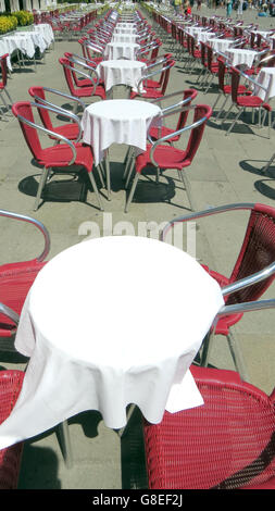 Venedig, Italien. Sonnigen Café-Tischen in Markusplatz entfernt. Foto Tony Gale Stockfoto