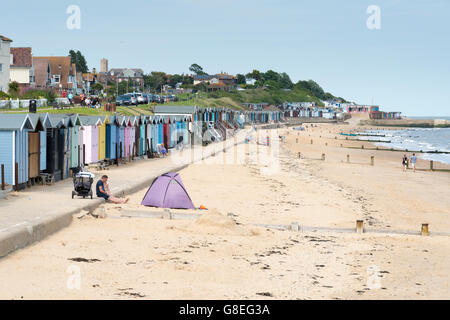 Umkleidekabinen am Strand von Walton auf Naze an der Ostküste des Vereinigten Königreichs Stockfoto