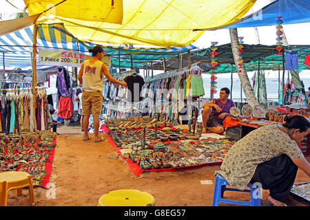 Geschäfte und Kunden auf dem Mittwoch-Flohmarkt Verkauf Sorten von waren in Anjuna Strand in Goa, Indien Stockfoto