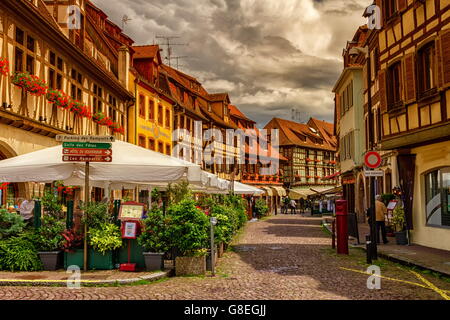 Straße mit Restaurants in Obernai Dorf, Elsass, Frankreich Stockfoto