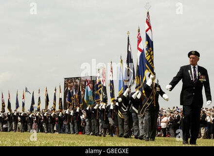 Veteranen vergangener Marinekampagnen ziehen vor ihren Gleichaltrigen, während sie an der Internationalen Drumhead-Zeremonie teilnehmen. Stockfoto