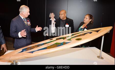 Der Prinz von Wales studiert die Arbeit von lokalen Künstlern, die ein Surfbrett mit Glasmalereien gemacht haben, im National Museum of Australia, in Canberra, der Hauptstadt von Australien. Stockfoto