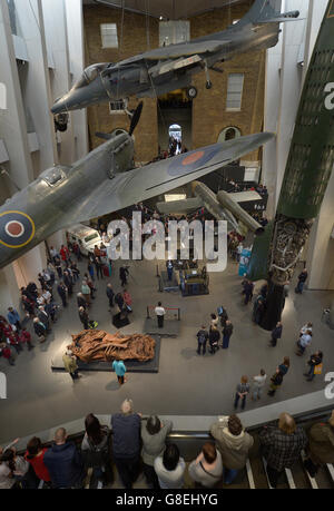 Ein Bugler spielt den letzten Posten, bevor zum Waffenstillstandstag, dem Jahrestag des Endes des Ersten Weltkriegs, im Imperial war Museum in London ein zweiminütiges Schweigen beobachtet wird. Stockfoto