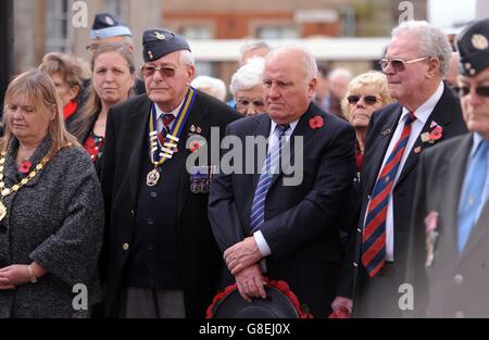 Mitglieder der Öffentlichkeit und Veteranen versammeln sich, um im Royal Wootton Bassett zum Waffenstillstandstag, dem Jahrestag des Endes des Ersten Weltkriegs, zwei Minuten lang zu schweigen. Stockfoto