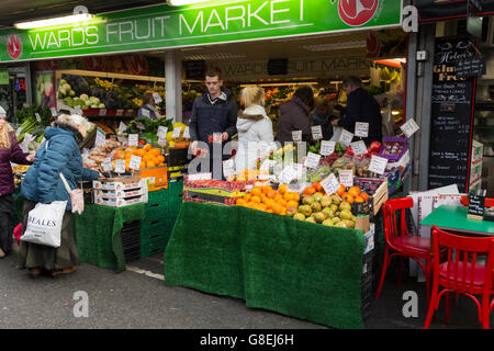 Stationen Obst Marktstand Inverkehrbringen Bury, Greater Manchester. Die traditionellen offenen Markt ist einer der erfolgreichsten im Vereinigten Königreich Stockfoto